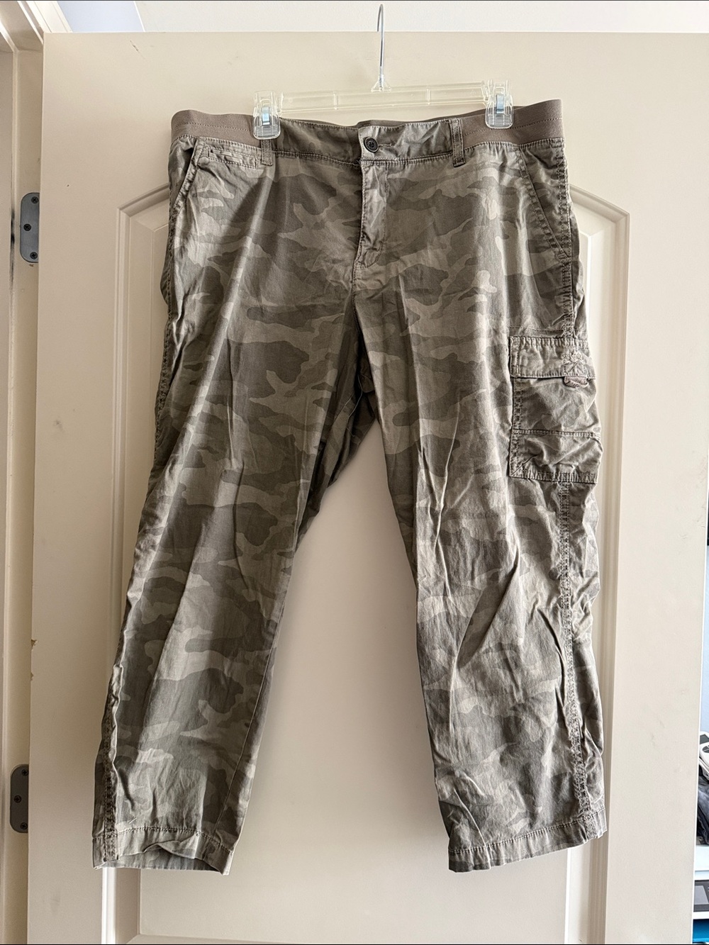 Sonoma Camo Cargo Capri Pants in Olive-size 16